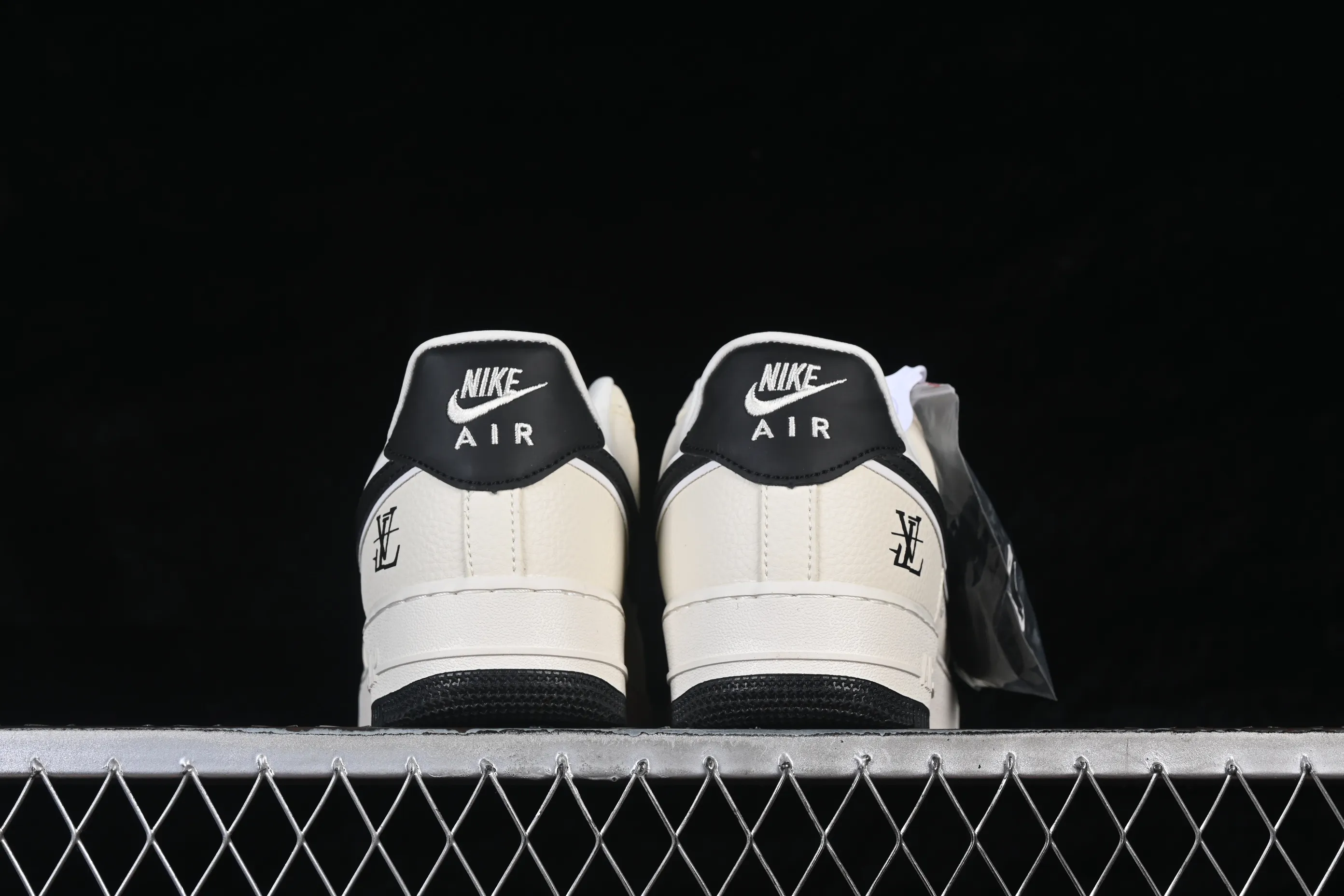 All Categories Nk Air Force 1 Air Force Series Nk Air Force 1 Low Air Force Low Nike Air Force 1'07 Low Co-branded Beige and Black Hook Air Force 1 Low-top Casual Shoes LD1999-001